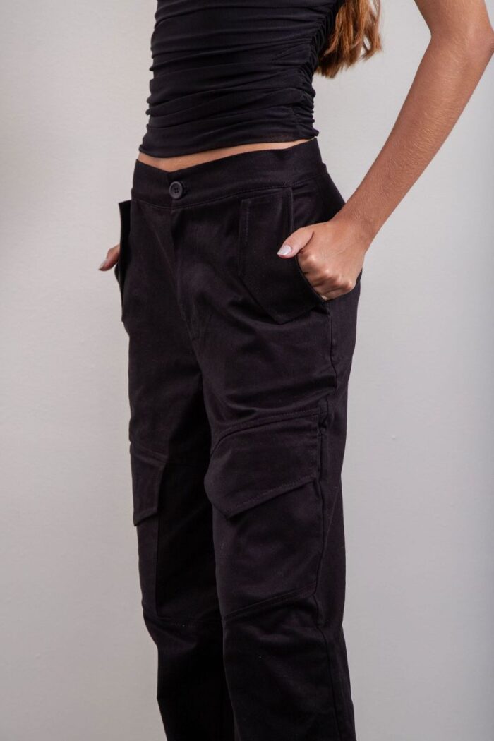 Calça Cargo Sarja com bolsos funcionais, fechamento por zíper e botão, combinando praticidade, conforto e estilo para diversas ocasiões do seu dia a dia.