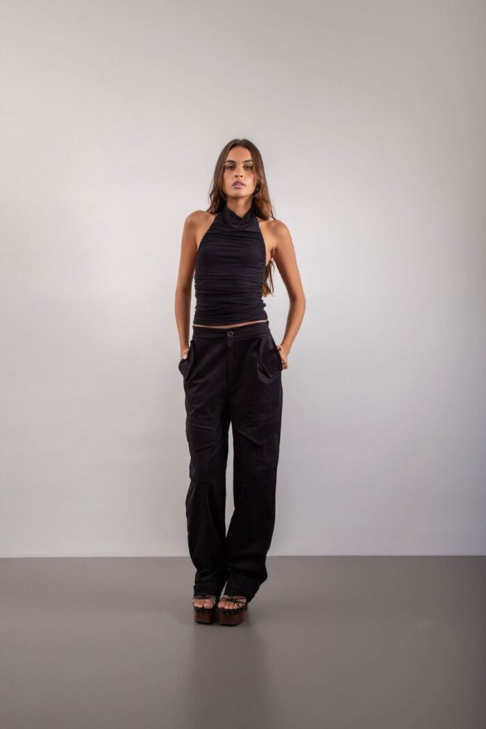 Calça Cargo Sarja com bolsos funcionais, fechamento por zíper e botão, combinando praticidade, conforto e estilo para diversas ocasiões do seu dia a dia.
