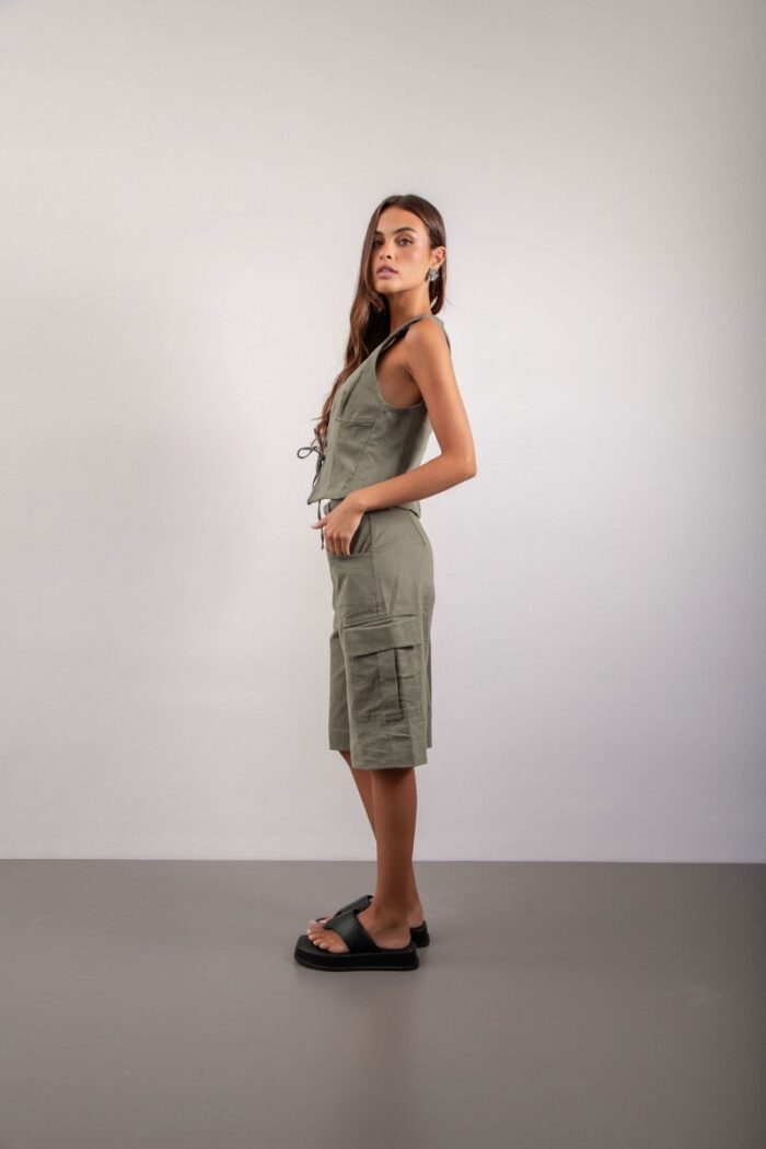 Bermuda Sarja com bolsos cargo nas laterais, fechamento em zíper e botão, oferecendo praticidade e estilo para o seu dia a dia.
