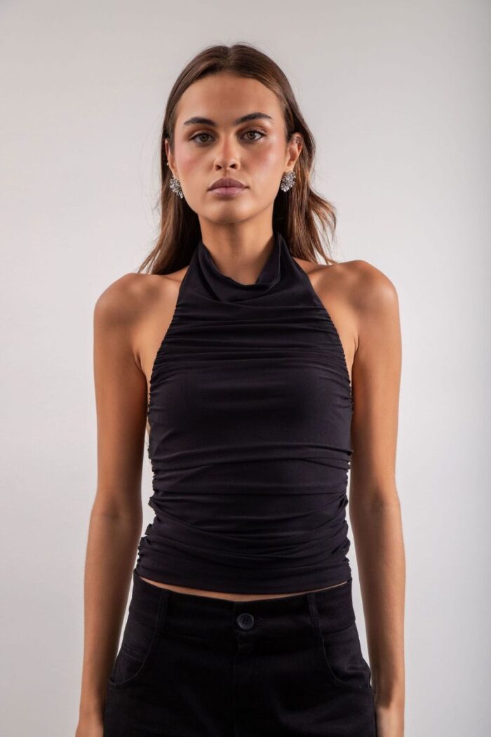 Blusa Frente Única Tule, drapeada, forrada e com fechamento por botão no pescoço, trazendo elegância e conforto ao seu look.