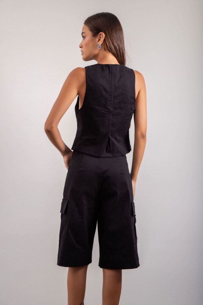 Bermuda Sarja com bolsos cargo nas laterais, fechamento em zíper e botão, oferecendo praticidade e estilo para o seu dia a dia.