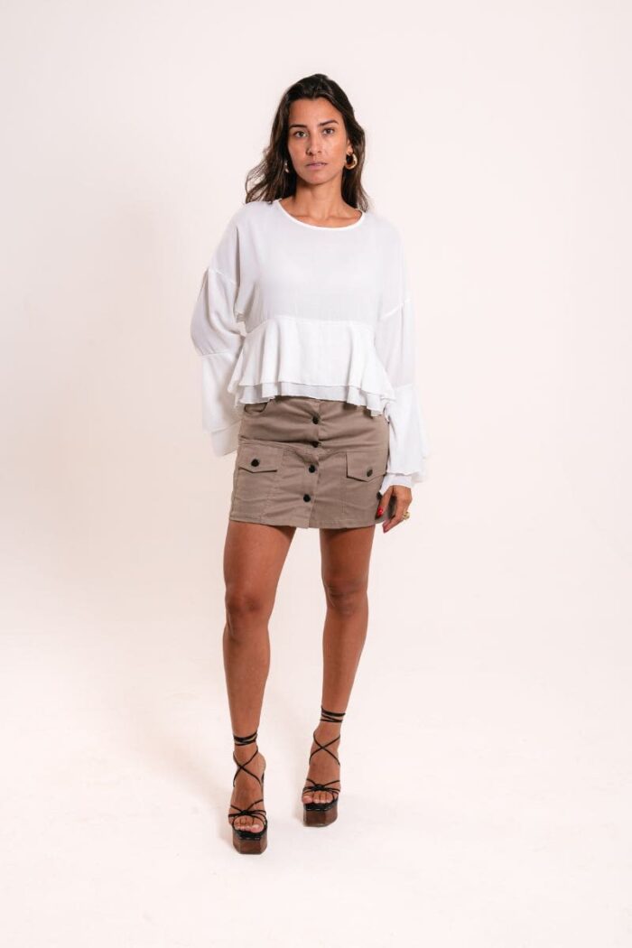 Blusa com manga comprida, babados na manga e na barra.