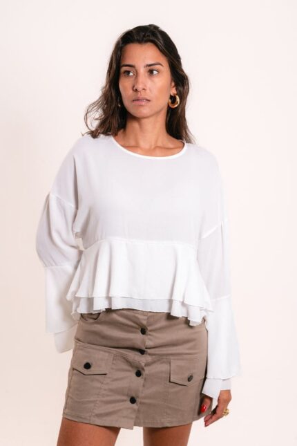 Blusa com manga comprida, babados na manga e na barra.