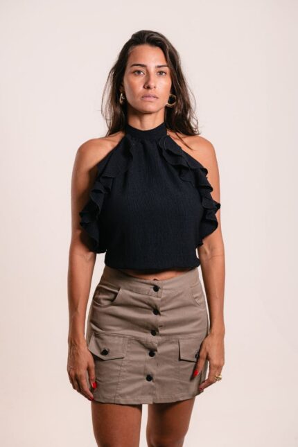 Blusa frente única, detalhes em babados na frente e  amarração nas costas.