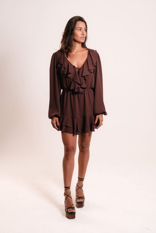 Vestido curto com decote em v, detalhes em babados no decote e na barra, elástico no cós e manga.