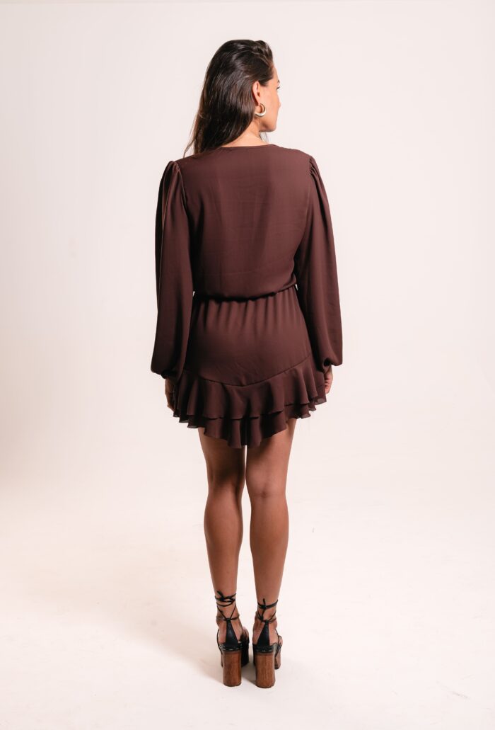 Vestido curto com decote em v, detalhes em babados no decote e na barra, elástico no cós e manga.