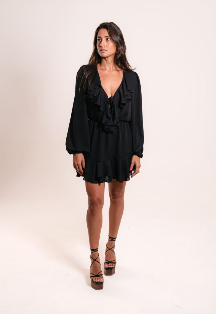 Vestido curto com decote em v, detalhes em babados no decote e na barra, elástico no cós e manga.