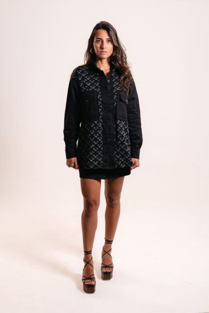 Camisa de sarja com tricot, abotoamento na frente e dois bolsos com botoes.