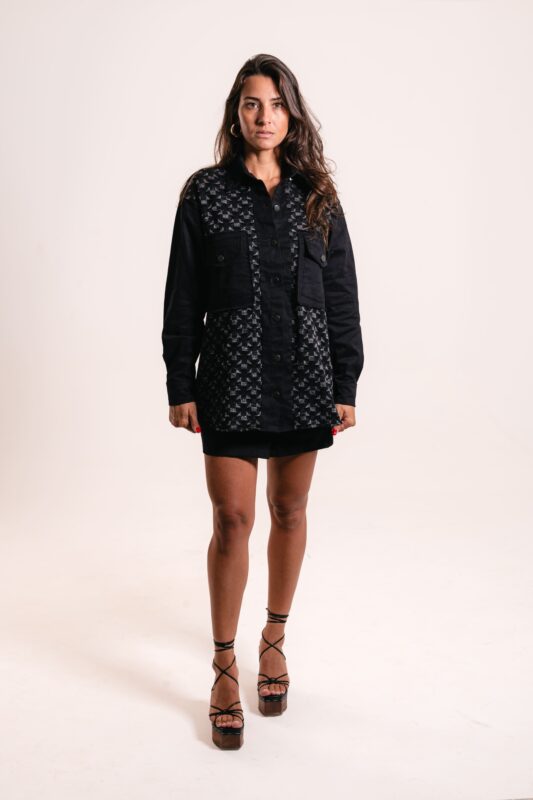 Camisa de sarja com tricot, abotoamento na frente e dois bolsos com botoes.