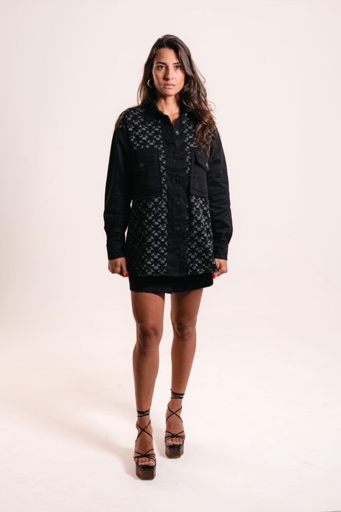 Camisa de sarja com tricot, abotoamento na frente e dois bolsos com botoes.