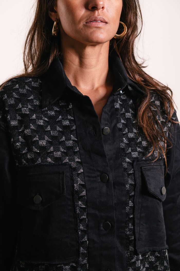 Camisa de sarja com tricot, abotoamento na frente e dois bolsos com botoes.