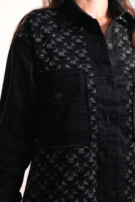 Camisa de sarja com tricot, abotoamento na frente e dois bolsos com botoes.