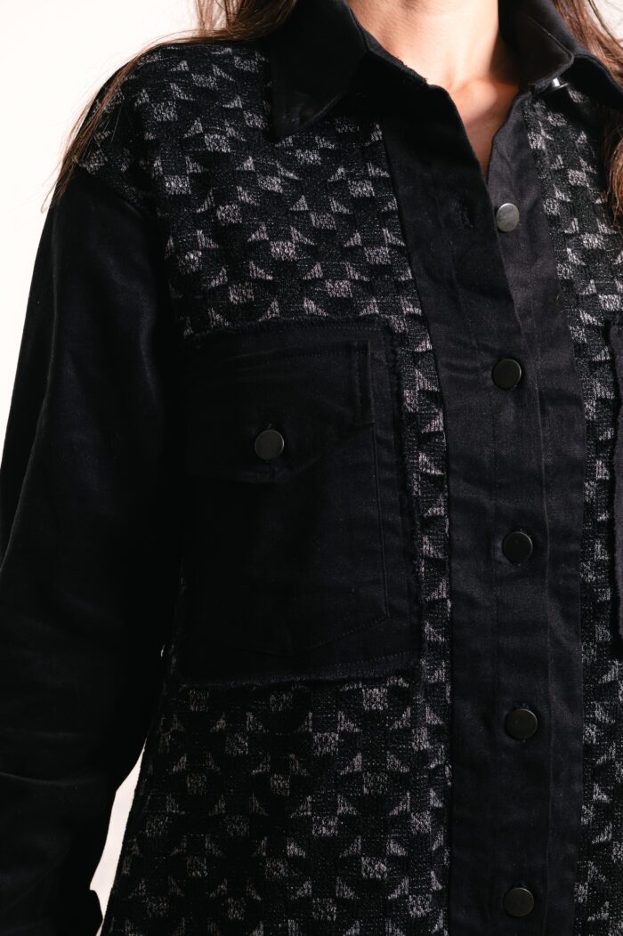 Camisa de sarja com tricot, abotoamento na frente e dois bolsos com botoes.