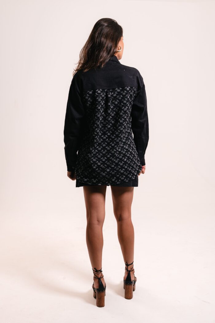 Camisa de sarja com tricot, abotoamento na frente e dois bolsos com botoes.